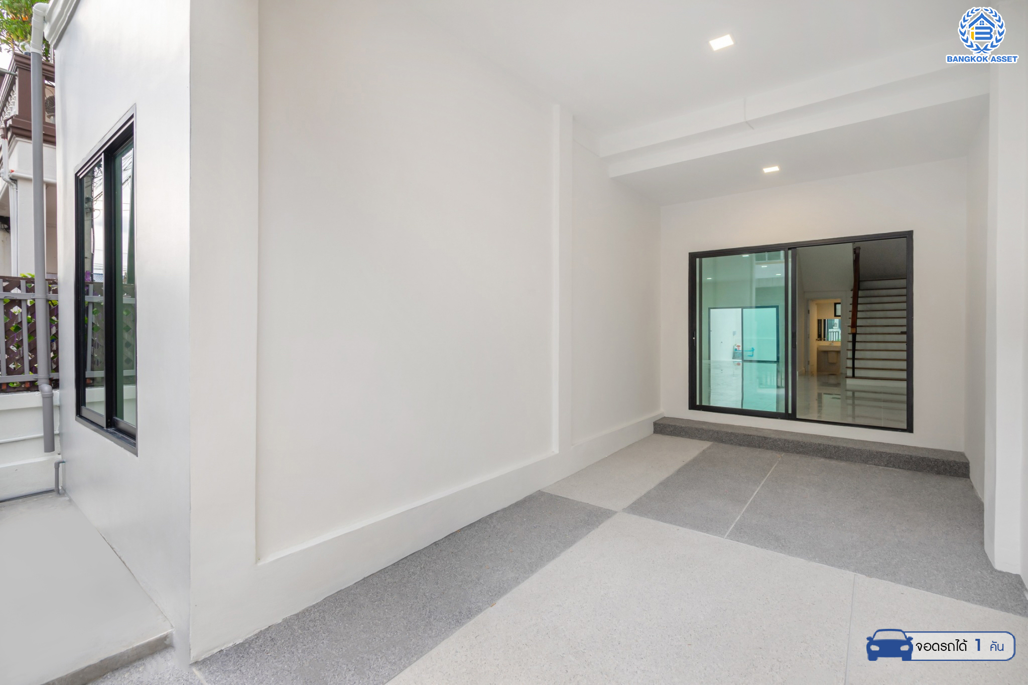 บ้านมือสองตกแต่งใหม่ ม.ยิ่งโอฬาร ดอนเมือง ทาวน์โฮม 3 ชั้น หลังใหญ่ เนื้อที่ 32.2 ตร.ว. ฟังก์ชัน 4 ห้องนอน 5 ห้องน้ำ จอดรถได้ 1 คัน บนทำเลศักยภาพ หน้าโครงการติดถนนวิภาวดี ใกล้สนามบินดอนเมือง ฟิวเจอร์พาร์ครังสิต, ม.รังสิต จุดขึ้นทางด่วน และรถไฟฟ้าสายสีแดง "สถานีดอนเมือง"